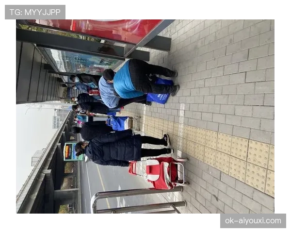 姚明的日常像两张明暗对照图：一边是豪宅早餐，一边是楼下排队买菜的阿姨